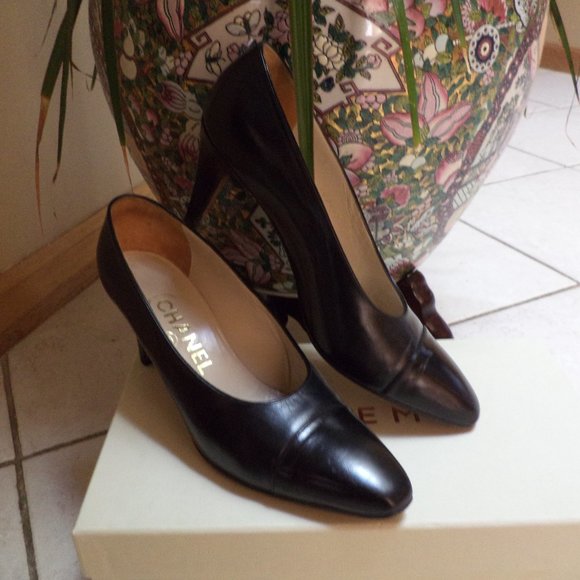 WOMEN'S CHANEL BLACK LEATHER PUMPS   ~ Coupe Monte Fini Main  Size: 37 1/2 DE - Picture 1 of 14
